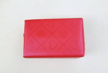 Romantik ve güzel bir hediye kutusu. Beyaz bir fon.