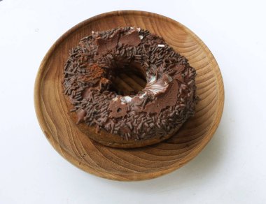 Bir tatlı çikolatalı çöreği kapayın, ahşap kaplama, beyaz bir arka planda izole edin.