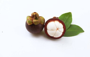 taze sulu tatlı tatlı segmentleri mangosteen meyveleri (garcinia mangostana I.) tüm mangosengi ve beyaz bir zemin üzerinde yarı izole, beyaz bir arkaplan üzerinde meyve kraliçesi olarak bilinen