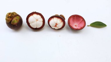 taze sulu tatlı tatlı segmentleri mangosteen meyveleri (garcinia mangostana I.) tüm mangosengi ve beyaz bir zemin üzerinde yarı izole, beyaz bir arkaplan üzerinde meyve kraliçesi olarak bilinen