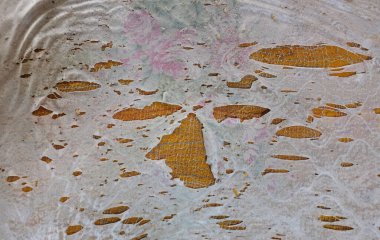 Yırtık dökük eski bir çarşaf, yeni çarşaflar için sarı bir sünger.