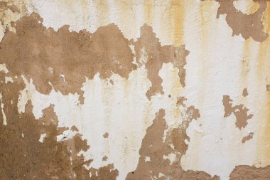 çatlamış pul pul boyanmış eski beton duvar, pürüzlü, düz olmayan, kahverengi cilt, çatlaklar ve soyulma şekilleri olan yüzey, klasik soyulmuş yüzey.