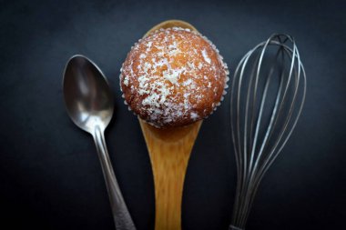 Çatal bıçak takımı ve kek mutfakta.