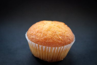 Siyah bir masada bir kek.