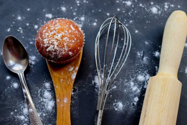 Çatal bıçak takımı ve kek mutfakta.