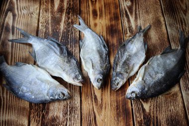 Bira için kurutulmuş ve tuzlanmış balık.