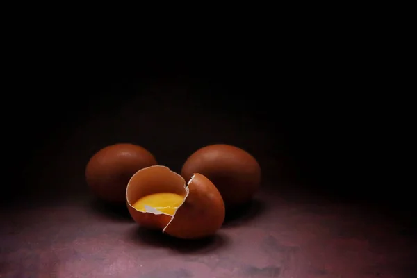 Muchos Huevos Pollo Yacen Sobre Fondo Oscuro —  Fotos de Stock