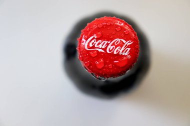 Beyaz arkaplanda kola şişesi