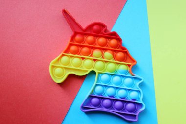 Tek boynuzlu at şeklinde parlak bir oyuncak.