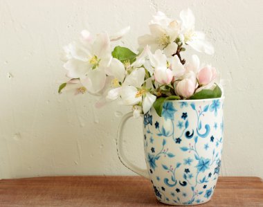 Bir fincan beyaz çiçekler