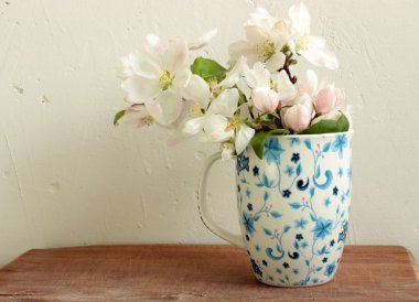 Bir fincan beyaz çiçekler