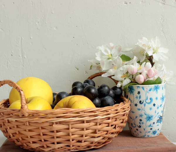 Složení s ovocem a květiny — Stock fotografie