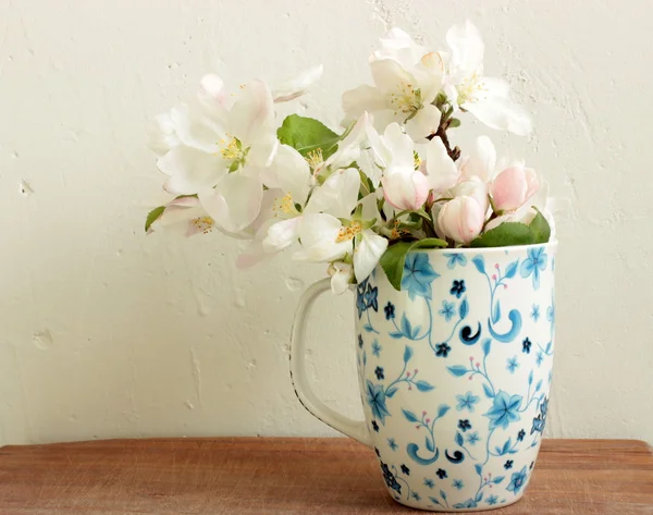 White flowers in a cup — Stock Photo, Image