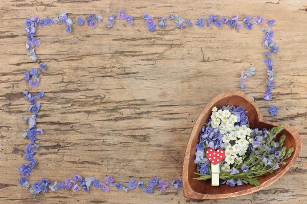 Trä bakgrund med blommor — Stockfoto