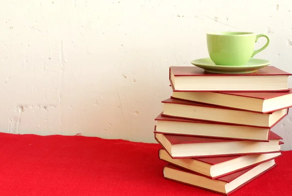 Kopje koffie op stapel boeken — Stockfoto