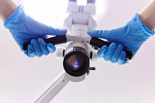 Vista Baixo Microscópio Equipamento Laboratório Mãos Segurando Microscópio — Fotografia de Stock