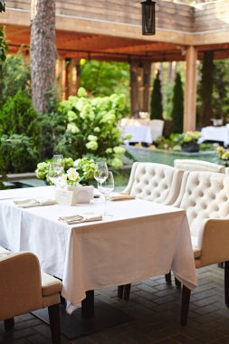 Bir restoranda yemek masası servis ettim. Restoranın içinde. Yaz zamanı.