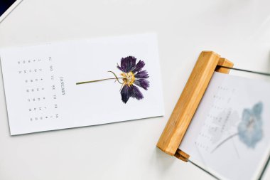 2022 Ocak takvim masası beyaz masada. Planlayıcının ajanda, zaman çizelgesi, randevu, organizasyon, ay planlaması için masaüstü programı. Ev dekorasyonu. Kuru çiçekler. Seçici odak