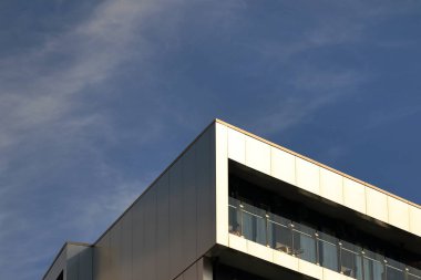 Modern bir binanın en üst katı.