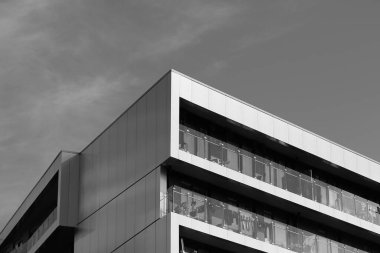 Modern bir binanın en üst katı.