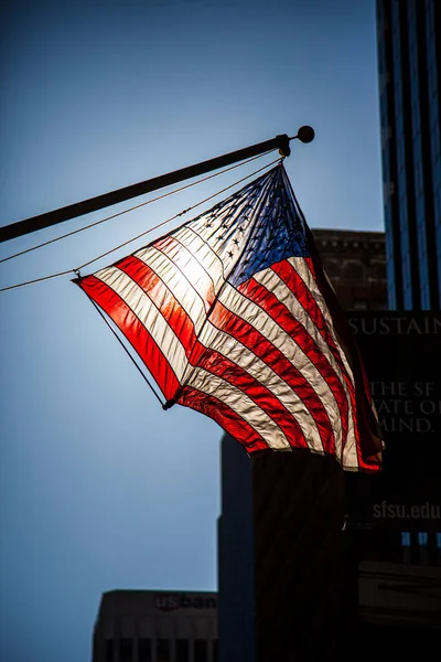 Güneşe karşı siluetli Amerikan bayrağı