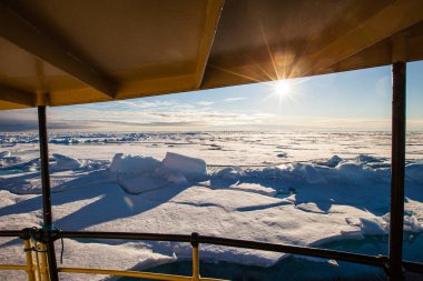 Kuzey Kutbu ya da Antarktika 'da seyahat ederken bir gemiden görünüm