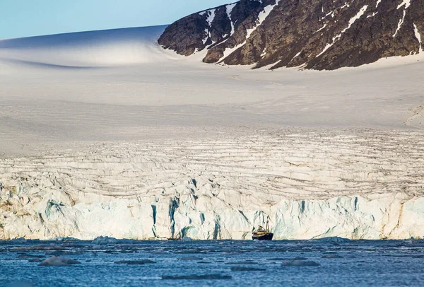 Klein Schip Tegen Een Grote Gletsjer — Stockfoto