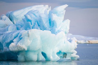 Kuzey Buz Denizi 'nde yüzen soyut Buzul