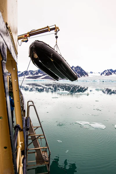 Lançando Dingy Fora Navio Ártico — Fotografia de Stock