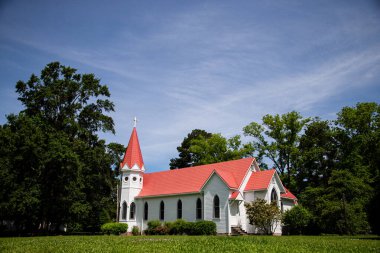 Kırsal beyaz kilisesi Jackson, Mississippi, ABD 'de kırmızı çatılı - 26 Mayıs 2013