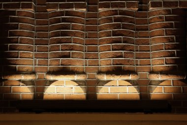 Gece, bir akşam aydınlatma kırmızı tuğla sütunlarından diğer görünümü