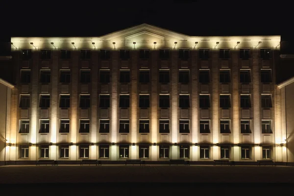 Ofis güzel aydınlatma ile gece şehir merkezinde Binası.
