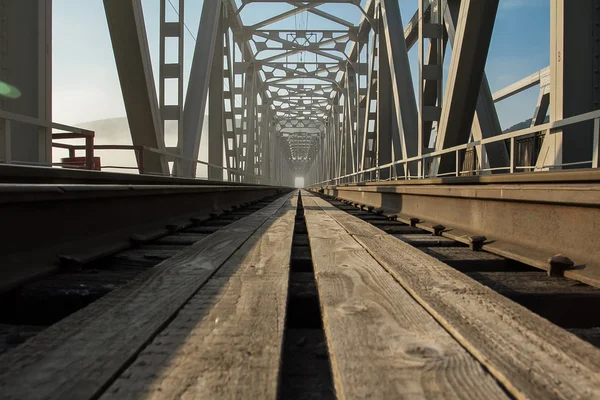 El ferrocarril y el puente a través del río —  Fotos de Stock