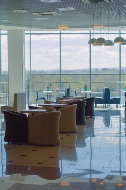 İç güzel Cafe Bistro. Kafe (bistro) Konuklar bekliyor.