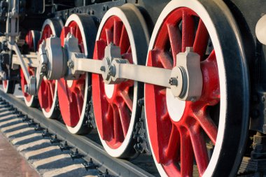 , , .      . Raylar, çapraz bağlar, motor. Çok eski bir motor ve demiryolu.