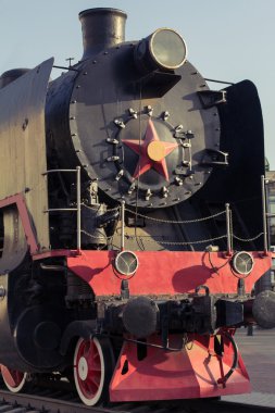 , , .      . Raylar, çapraz bağlar, motor. Çok eski bir motor ve demiryolu.