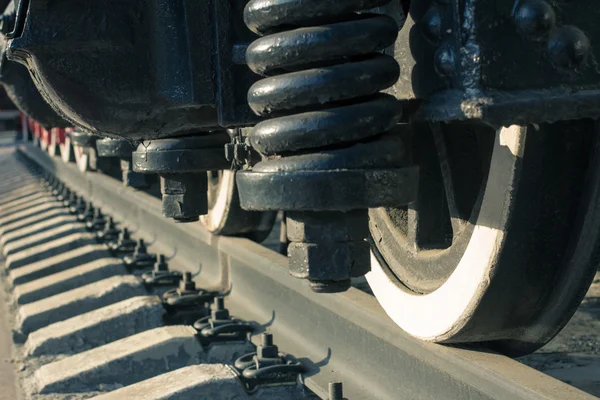, , .      . Σιδηρόδρομοι, διασταυρώσεις, μηχανή. Πολύ παλιά μηχανή και σιδηρόδρομος — Φωτογραφία Αρχείου