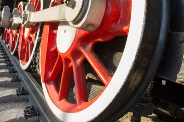 , , .      . Raylar, çapraz bağlar, motor. Çok eski bir motor ve demiryolu.