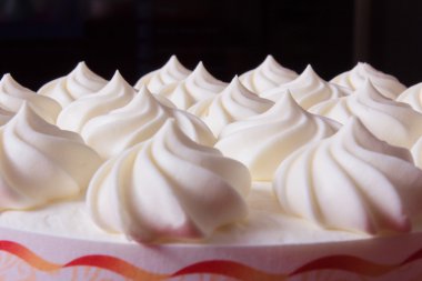 Çok lezzetli pasta ve koyu çay bir fincan. Çok lezzetli çikolatalı pasta ve güçlü kahve