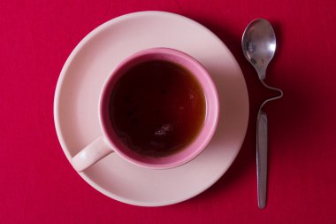 Çok lezzetli pasta ve koyu çay bir fincan. Çok lezzetli çikolatalı pasta ve güçlü kahve