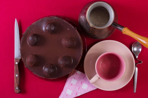 Sehr leckerer Kuchen und ein Becher starken Tee. sehr leckerer Schokoladenkuchen und starker Kaffee — Stockfoto
