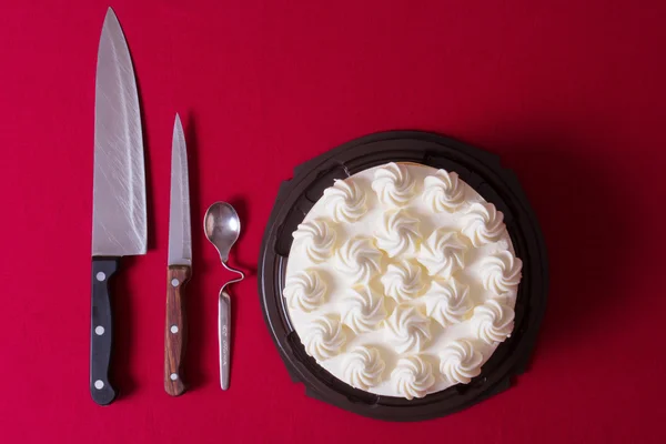 Torta molto saporita e tazza di tè forte. Torta al cioccolato molto gustosa e caffè forte — Foto Stock