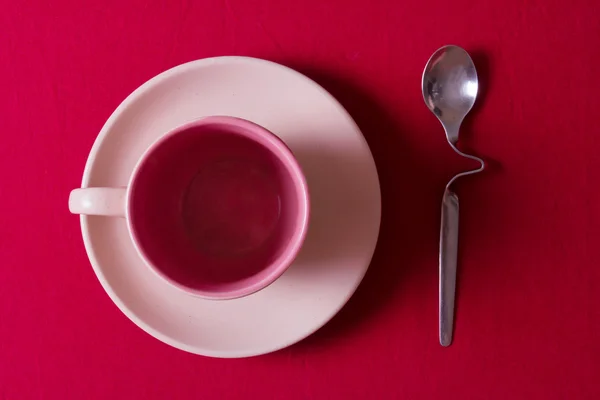 Çok lezzetli pasta ve koyu çay bir fincan. Çok lezzetli çikolatalı pasta ve güçlü kahve