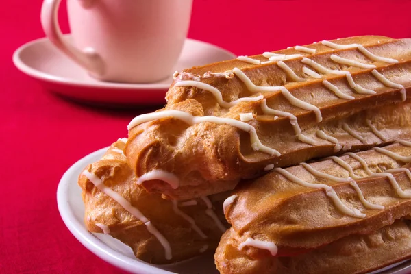 Sehr leckerer Kuchen und ein Becher starken Tee. sehr leckerer Schokoladenkuchen und starker Kaffee — Stockfoto