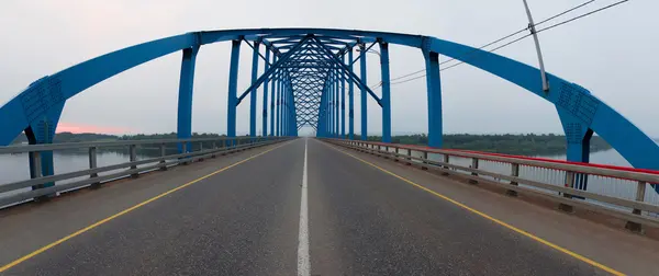 Automobiled köprü Nehri. Seyahat başlar. — Stok fotoğraf