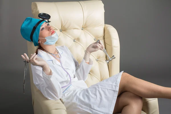 Kadın doktor işlem için hazırlar. Doktor yorgun. Bir iğne için.