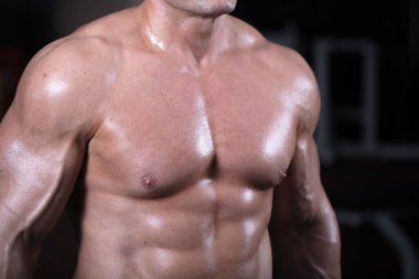 Erkek vücutçunun atletik figürü. Erkek bir atletin gövdesi.