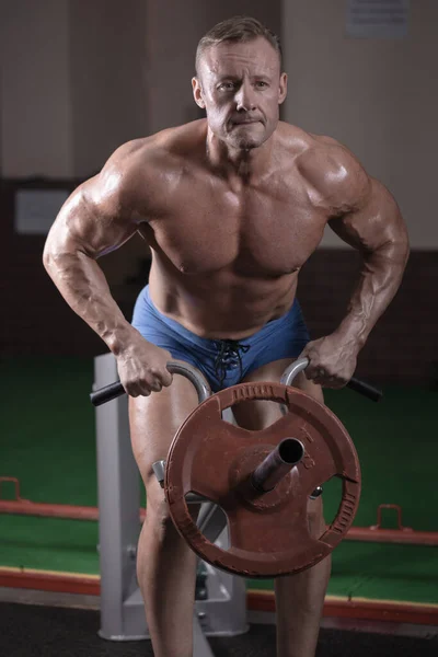 Erkek Bir Atlet Simülatörlerle Çalışır Kaslarını Çalıştırır Vücut Geliştirme Dersleri — Stok fotoğraf