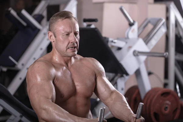 Ein Männlicher Athlet Trainiert Simulator Und Trainiert Seine Muskeln Bodybuilding — Stockfoto