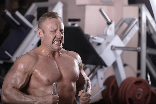 Ein Männlicher Athlet Trainiert Simulator Und Trainiert Seine Muskeln Bodybuilding — Stockfoto